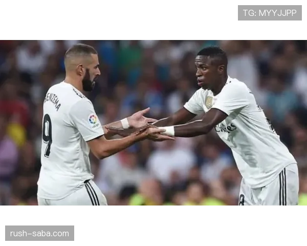 卡瓦哈尔与维尼修斯配合默契，右路进攻表现稳健